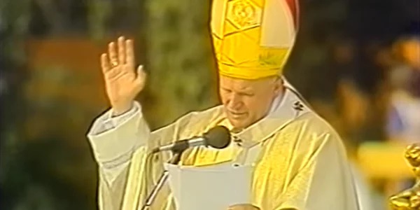 7._Papież_Jan_Paweł_II_podczas_1_pielgrzymki_do_Polski._Domena_publiczna.jpg