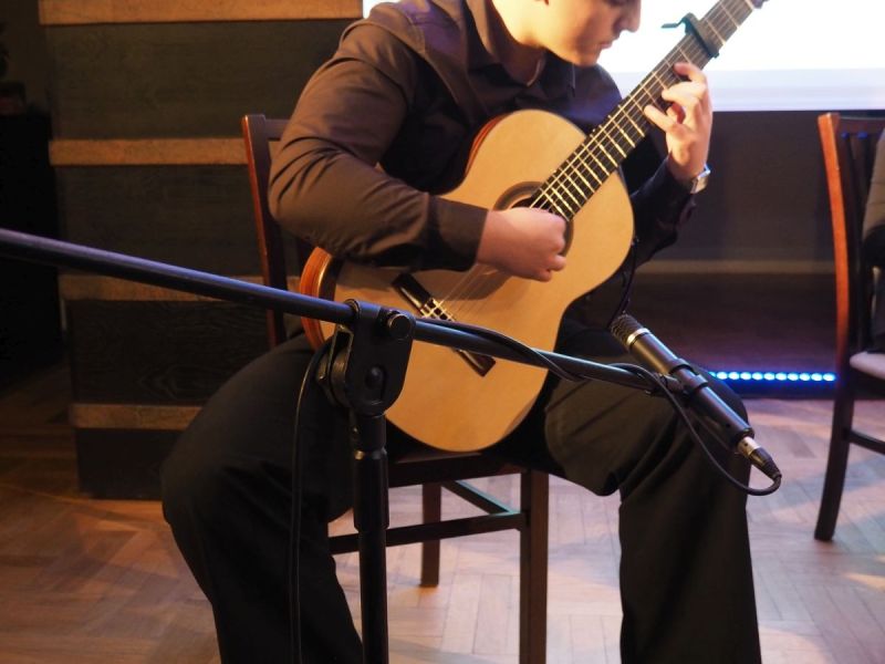 wieczor poezji patrycji grandy11 wystep gitarzysty mikolaja batora