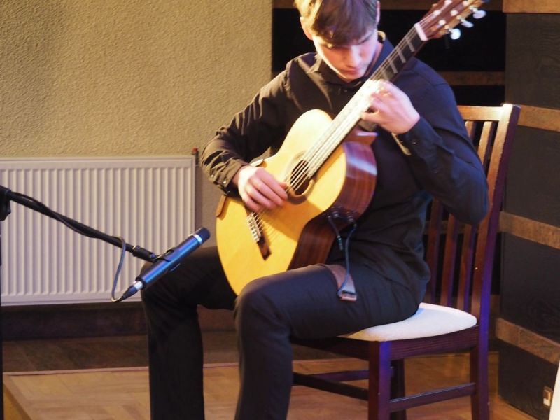 wieczor poezji patrycji grandy13 wystep kacpra kopanskiego