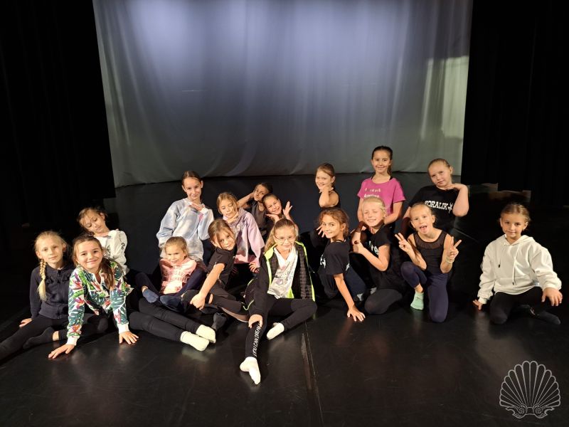 Zdjęcie zespołu tanecznego KORALIK w sali widowiskowej